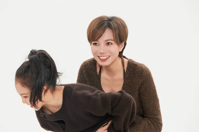 白色背景里的美丽妈妈与可爱女儿亲子人像图片