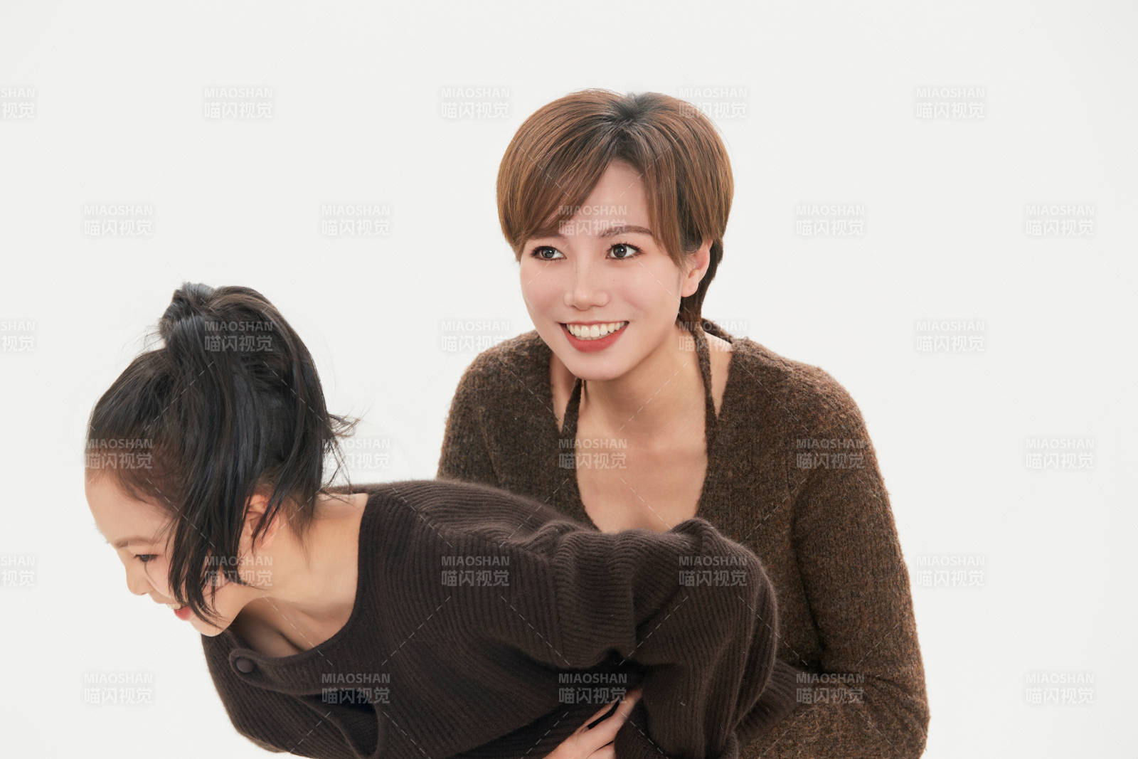 白色背景里的美丽妈妈与可爱女儿亲子人像图片