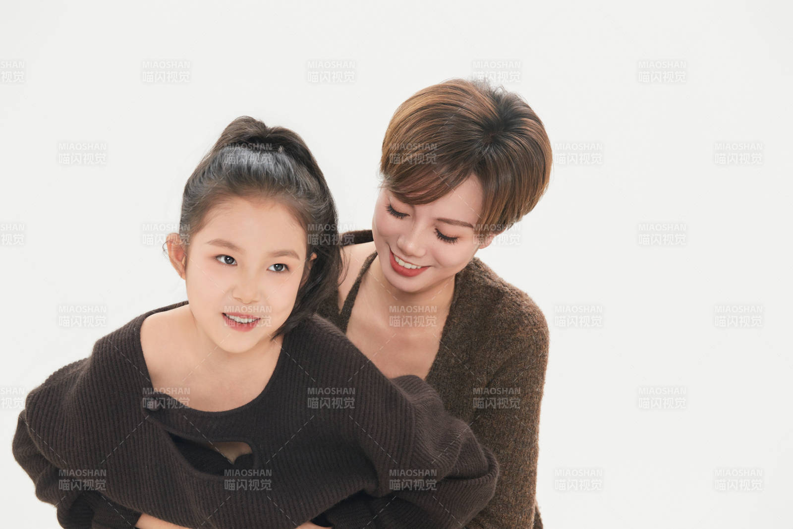 白色背景里的美丽妈妈与可爱女儿亲子人像图片