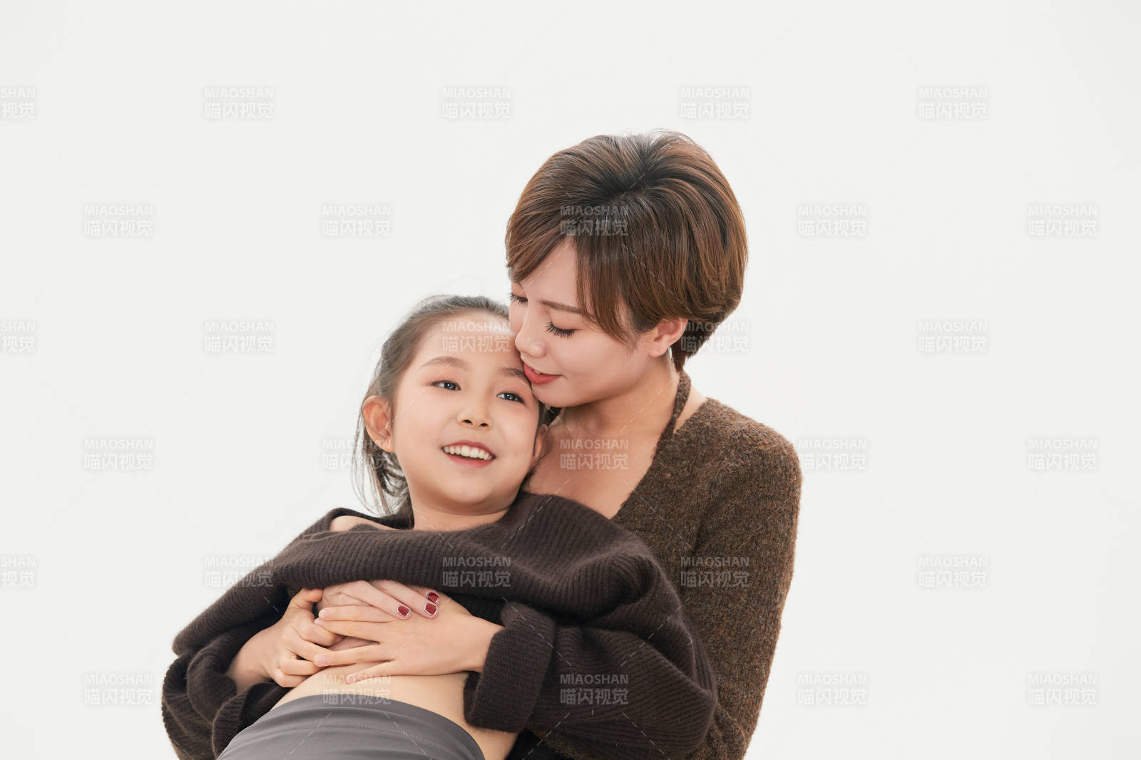 白色背景里的美丽妈妈与可爱女儿亲子人像图片