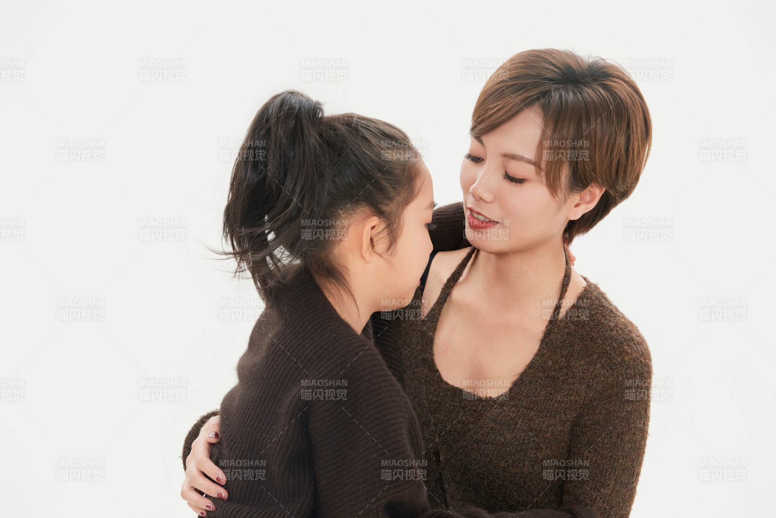 白色背景里的美丽妈妈与可爱女儿亲子人像图片