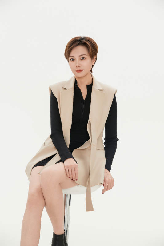 白色背景下的职场职业女性形象图片