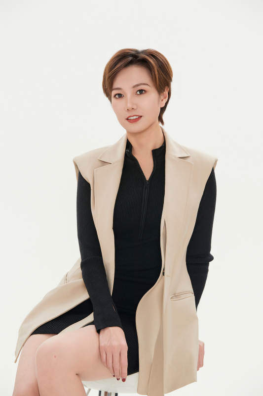 白色背景下的职场职业女性形象图片