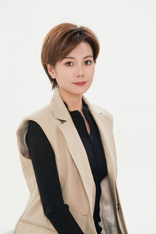 白色背景下的职场职业女性形象图片