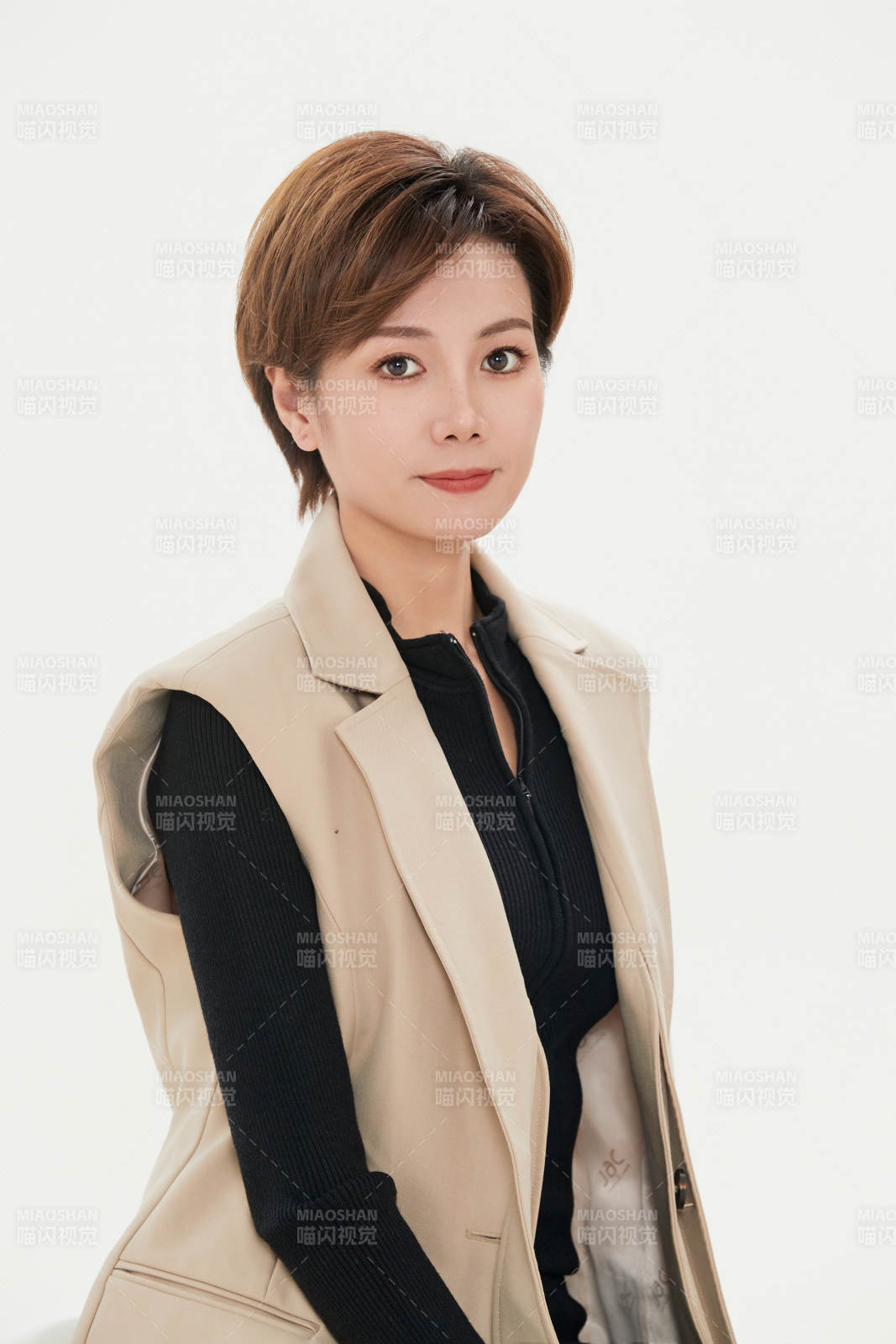 白色背景下的职场职业女性形象图片