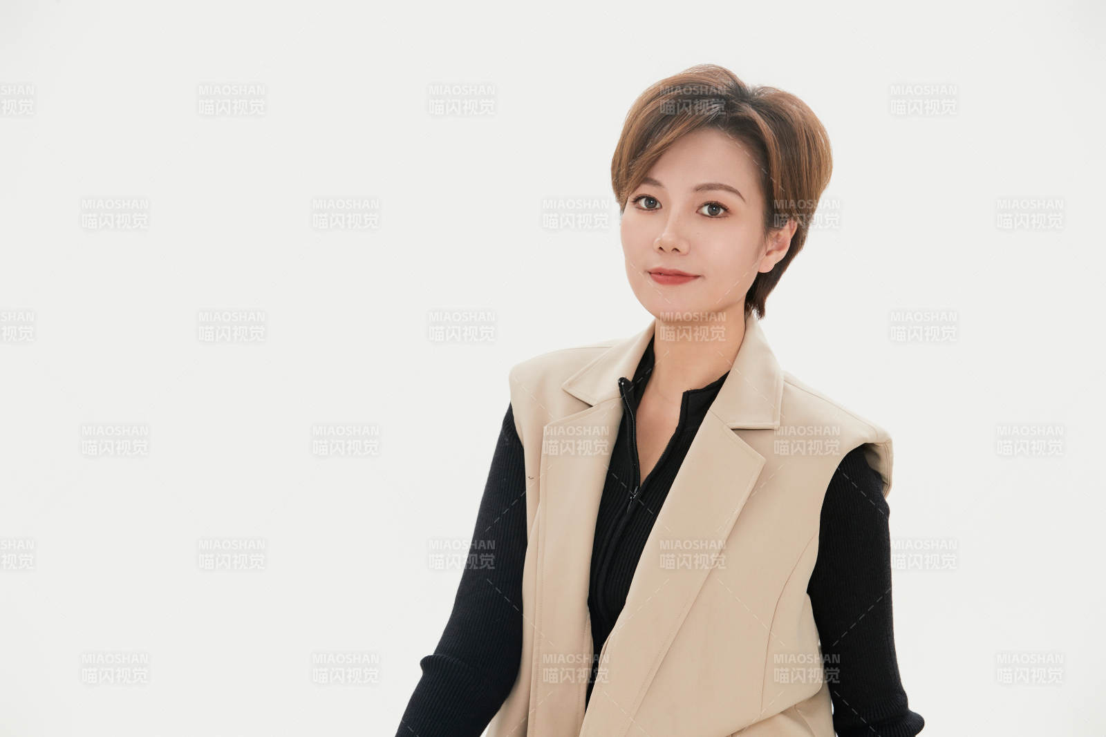 白色背景下的职场职业女性形象图片