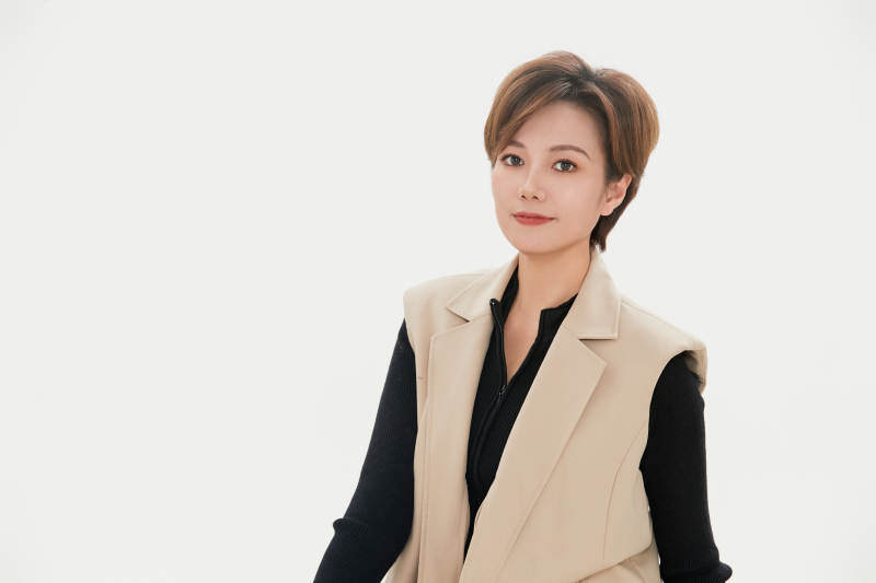 白色背景下的职场职业女性形象图片