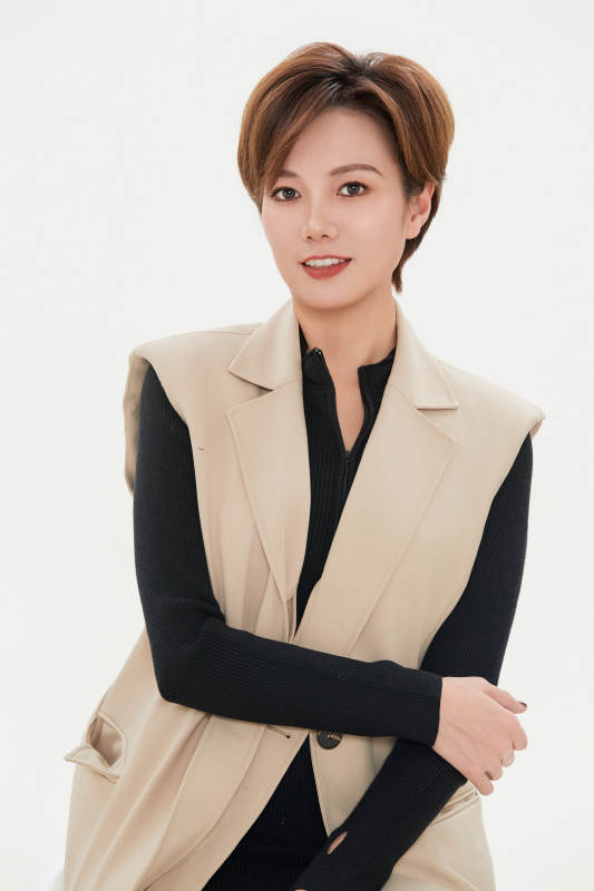 白色背景下的职场职业女性形象图片