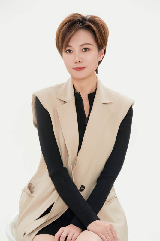 白色背景下的职场职业女性形象图片