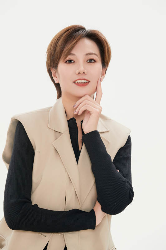 白色背景下的职场职业女性形象图片