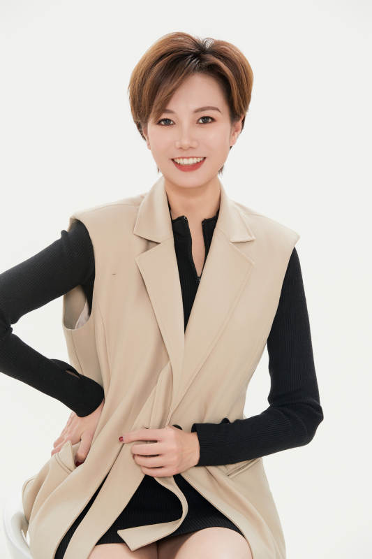 白色背景下的职场职业女性形象图片