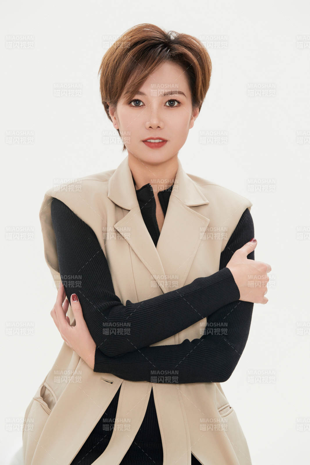 白色背景下的职场职业女性形象图片