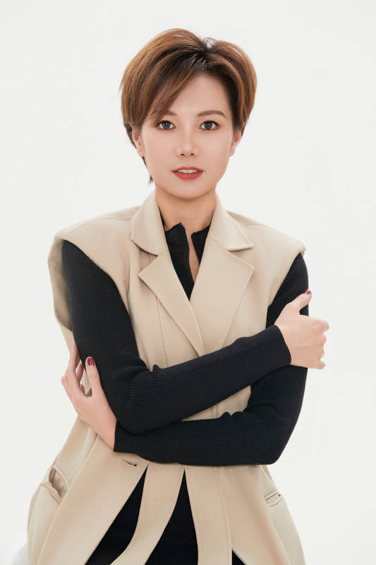 白色背景下的职场职业女性形象图片