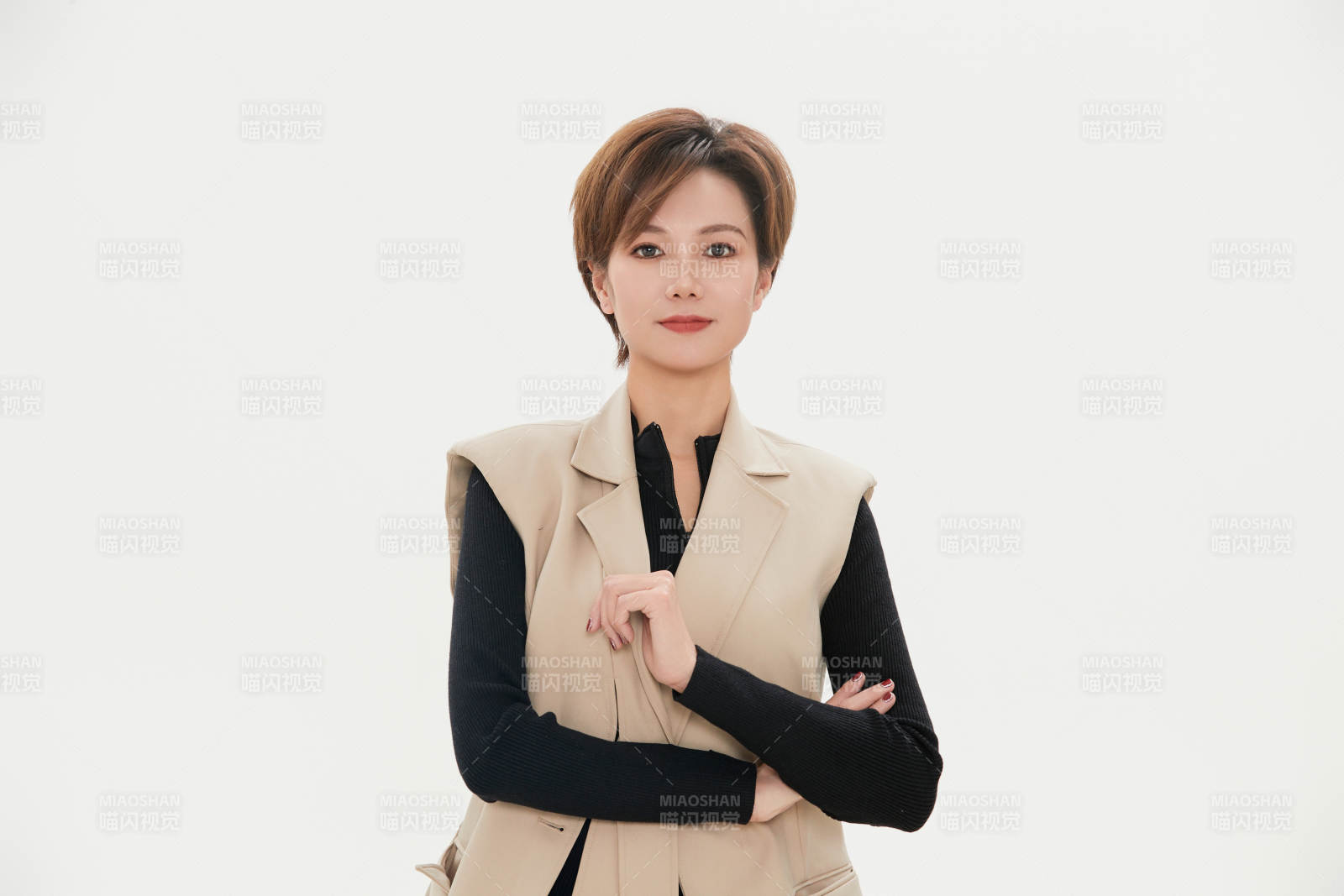 白色背景下的职场职业女性形象图片