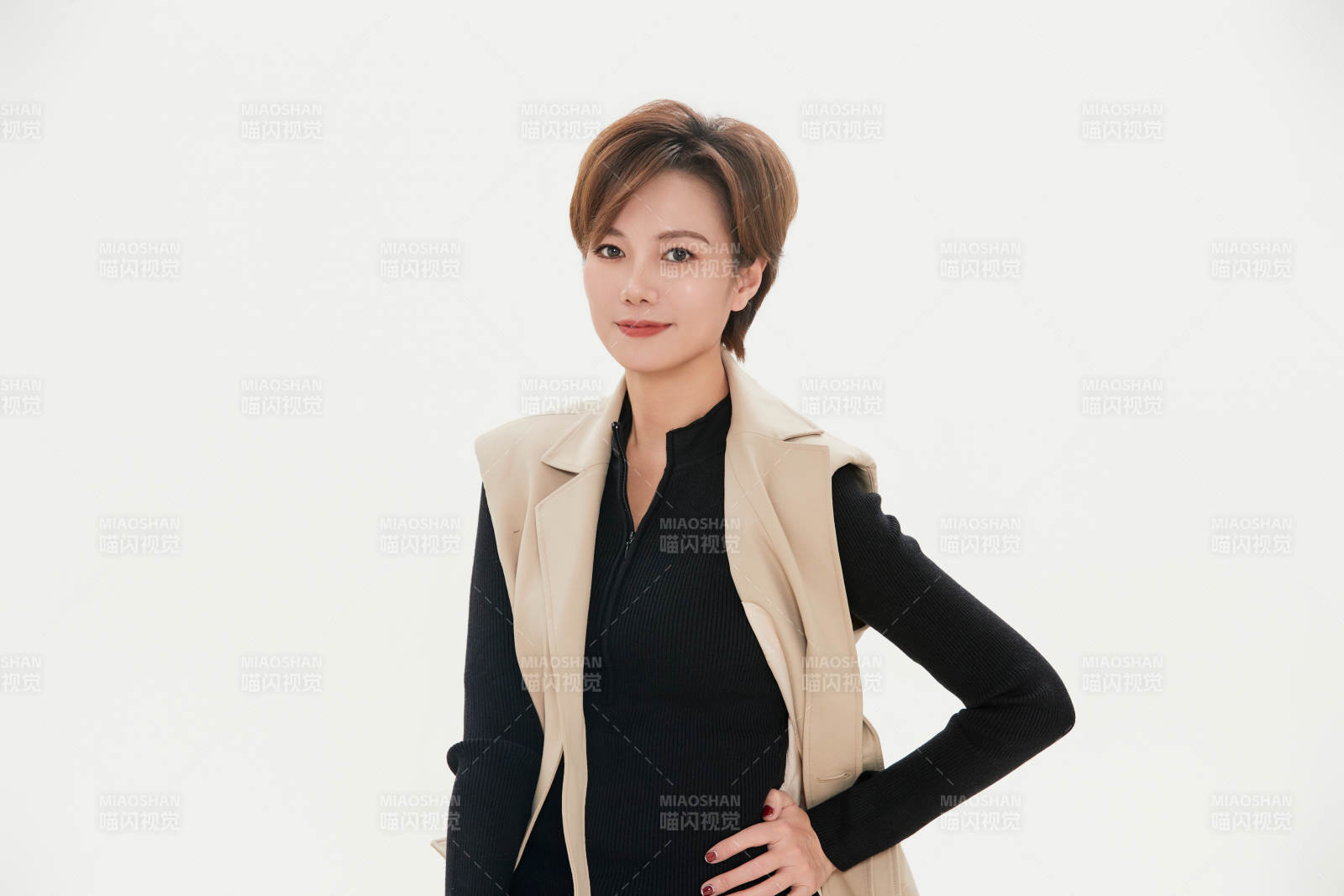 白色背景下的职场职业女性形象图片