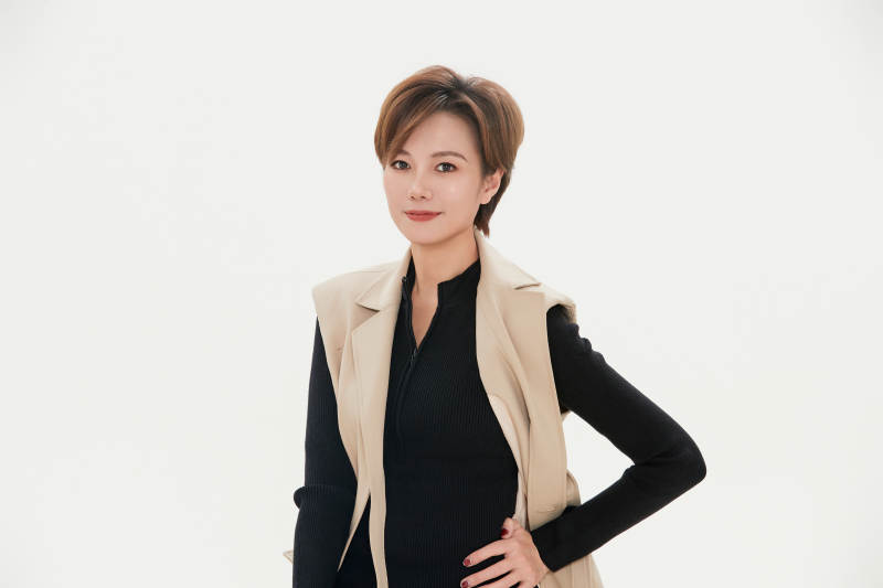 白色背景下的职场职业女性形象图片