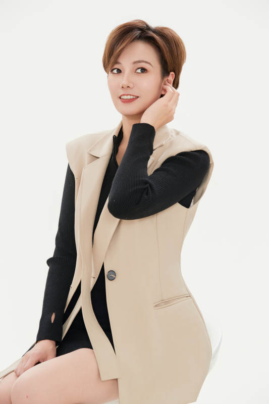 白色背景下的职场职业女性形象图片