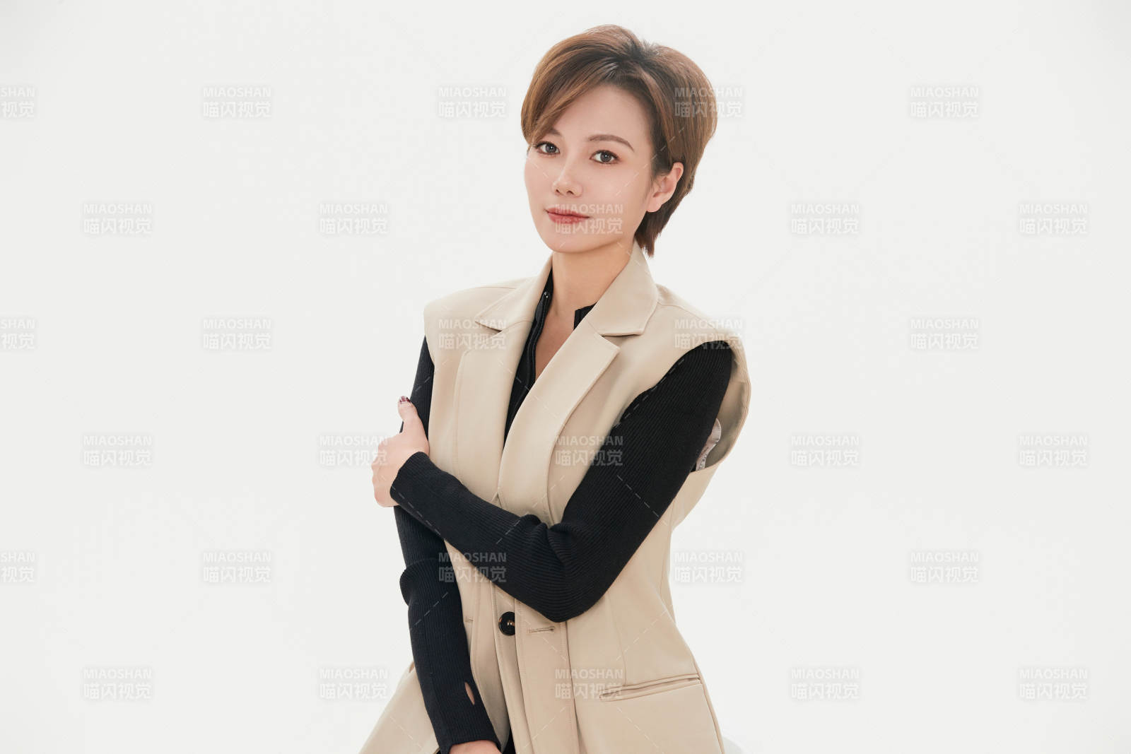 白色背景下的职场职业女性形象图片