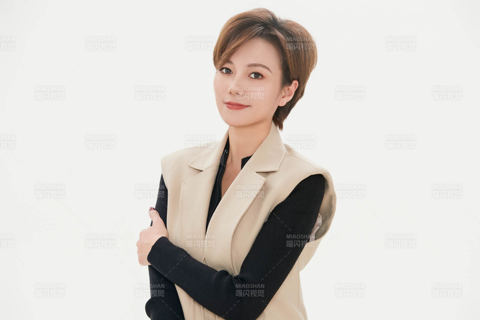 白色背景下的职场职业女性形象图片