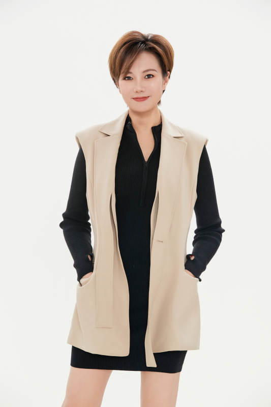 白色背景下的职场职业女性形象图片