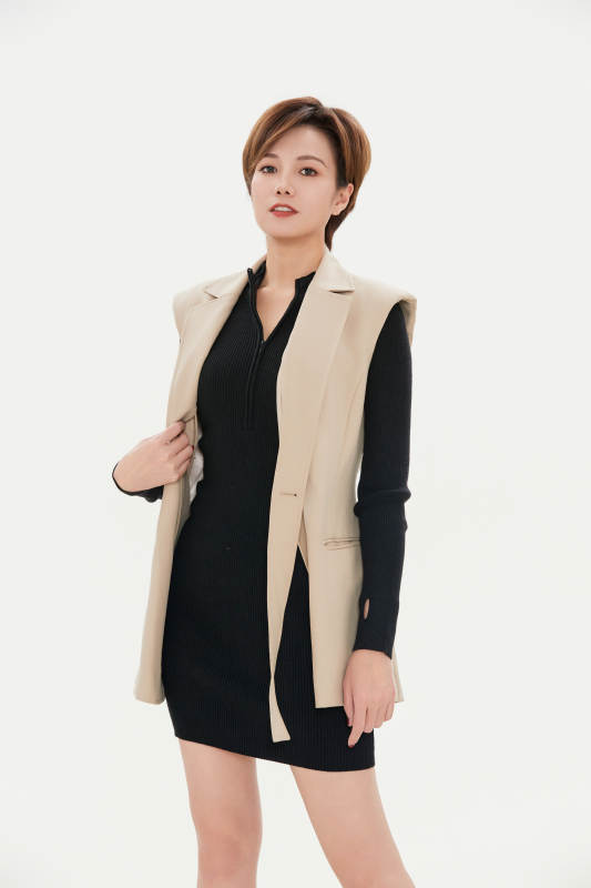 白色背景下的职场职业女性形象图片