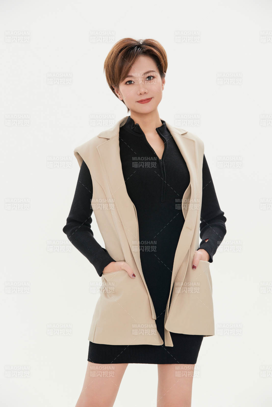 白色背景下的职场职业女性形象图片