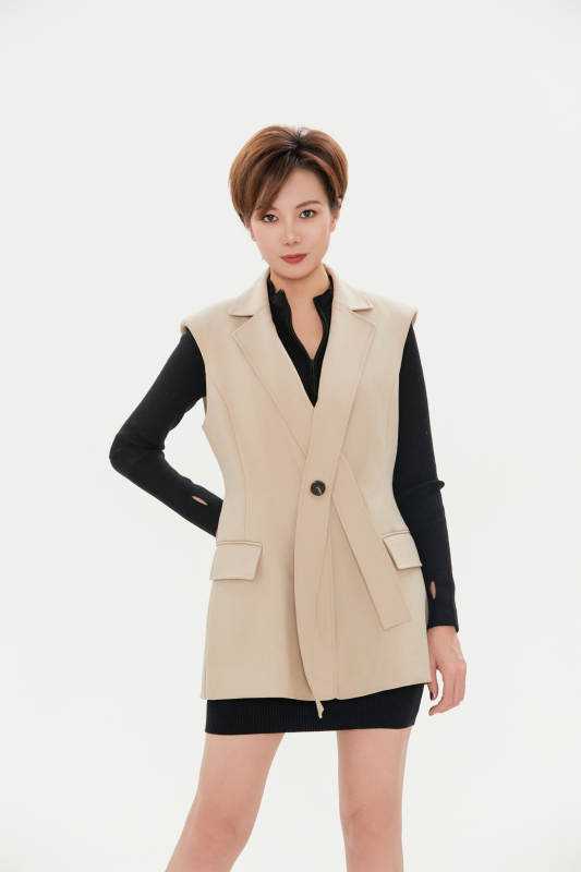 白色背景下的职场职业女性形象图片