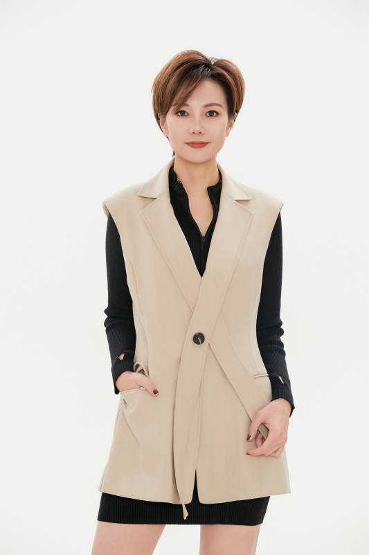 白色背景下的职场职业女性形象图片