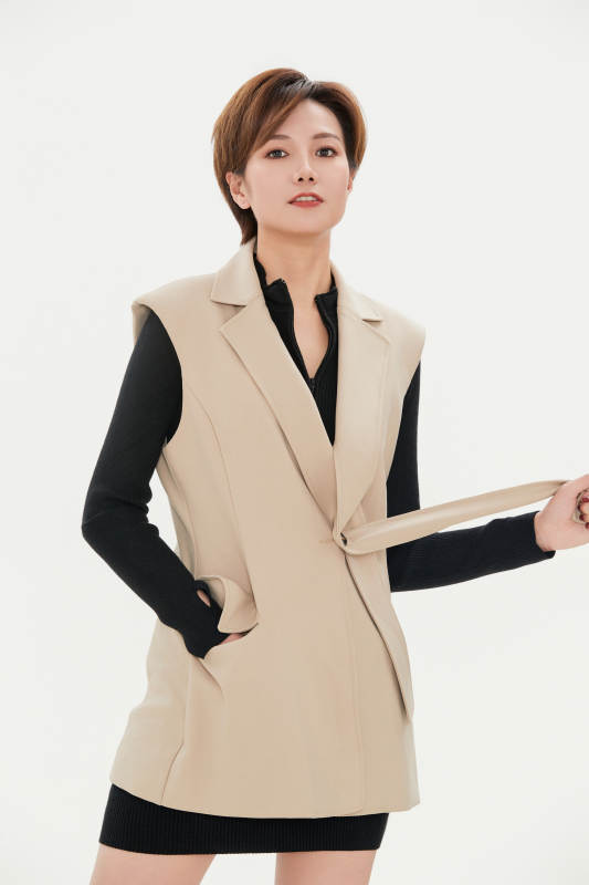 白色背景下的职场职业女性形象图片