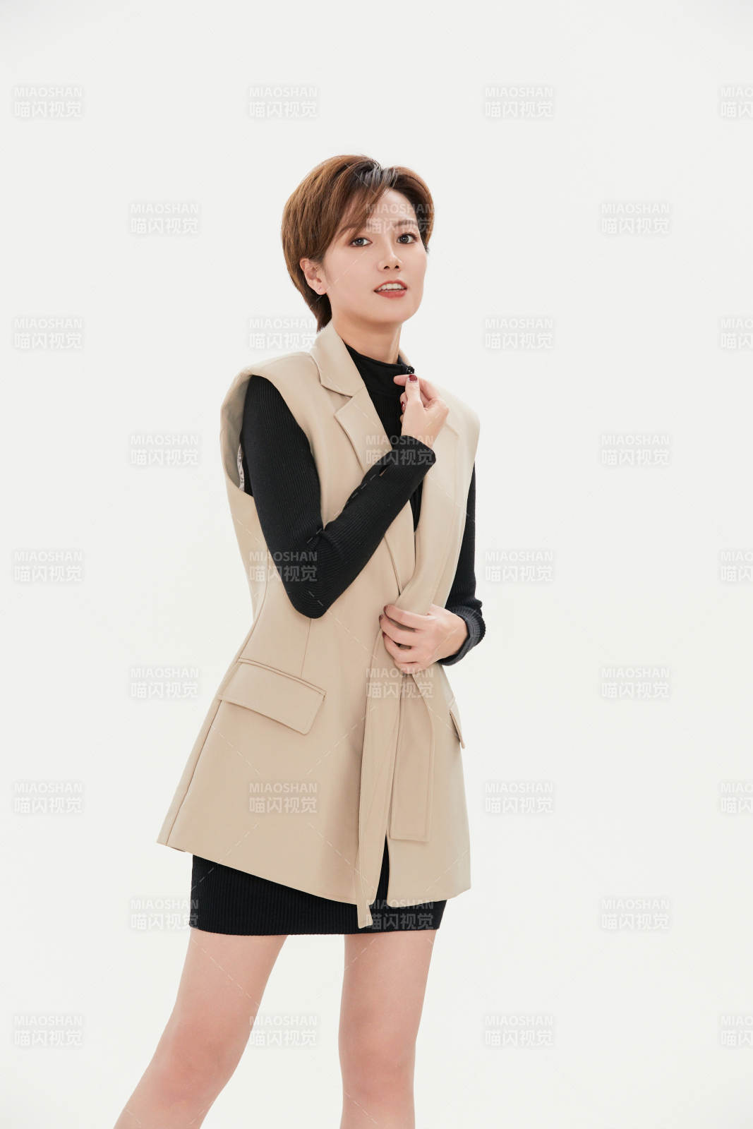 白色背景下的职场职业女性形象图片