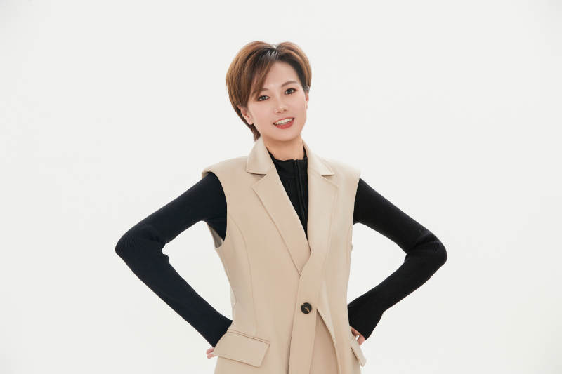 白色背景下的职场职业女性形象图片