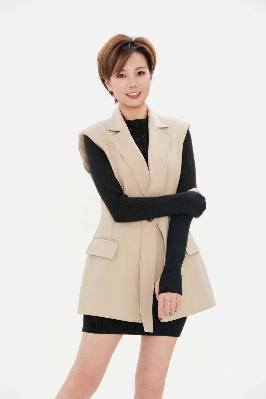 白色背景下的职场职业女性形象图片