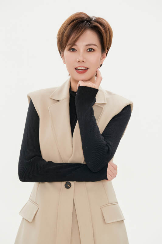 白色背景下的职场职业女性形象图片