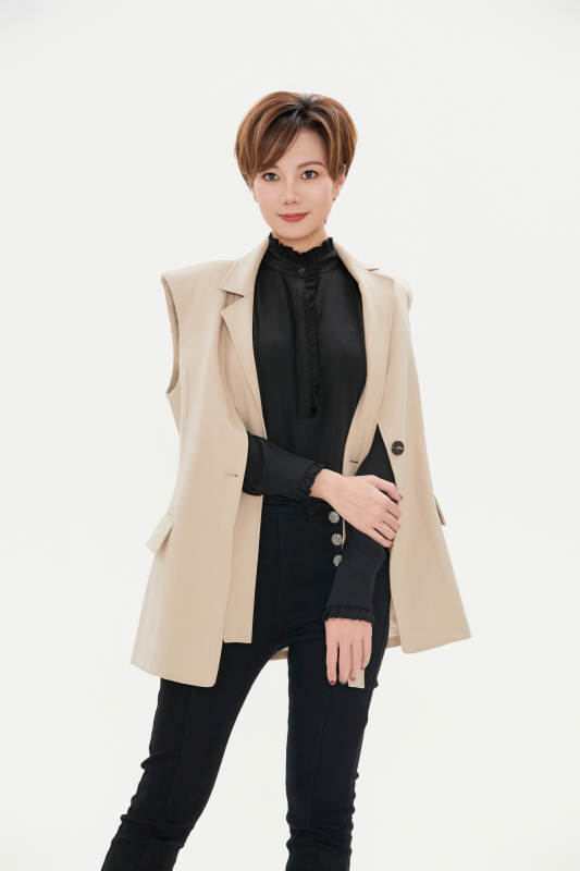 白色背景下的职场职业女性形象图片