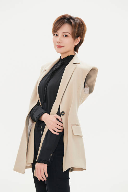 白色背景下的职场职业女性形象图片