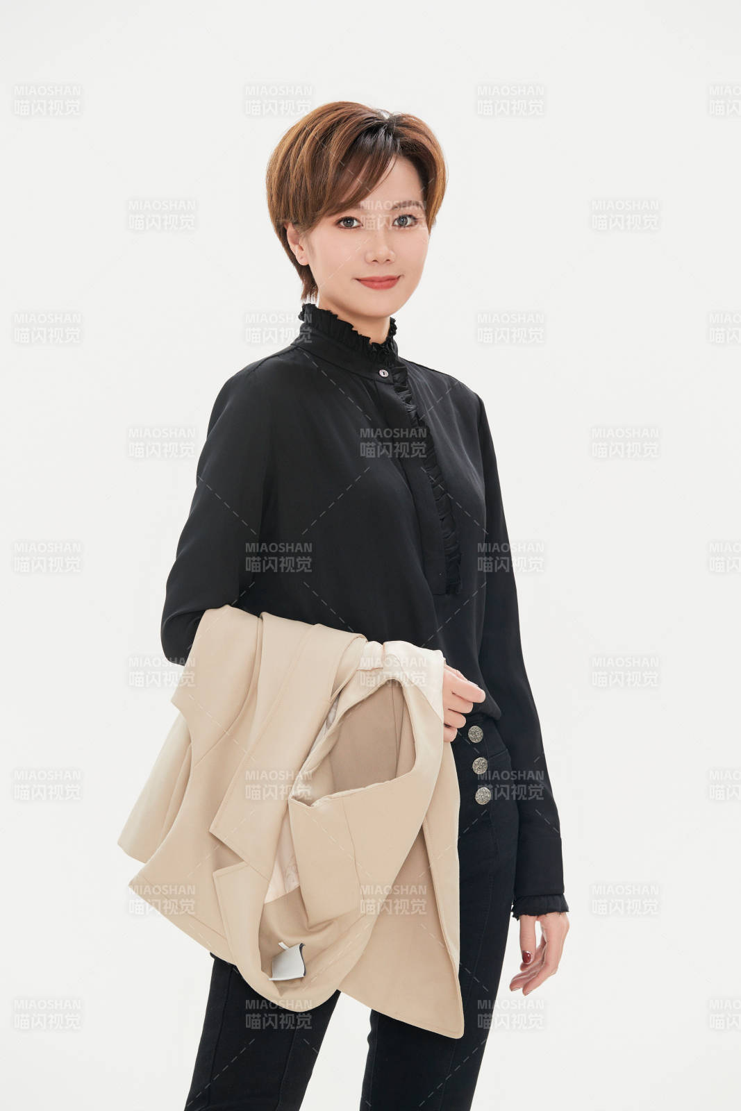 白色背景下的职场职业女性形象图片