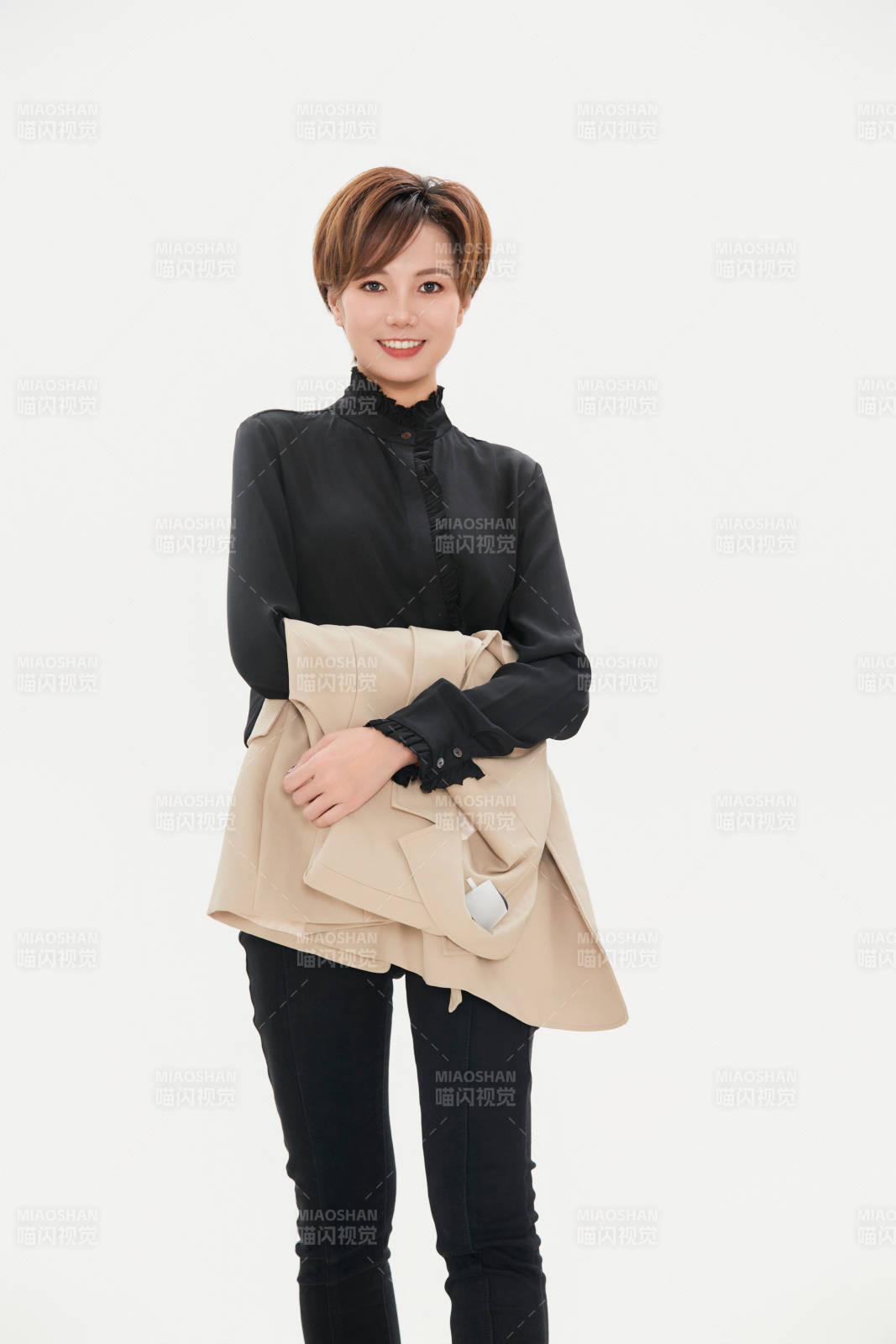 白色背景下的职场职业女性形象图片