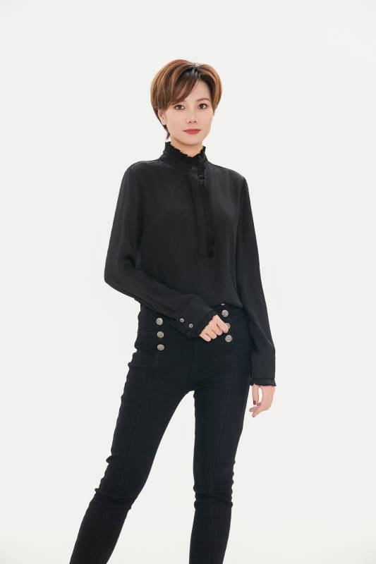 白色背景下的职场职业女性形象图片