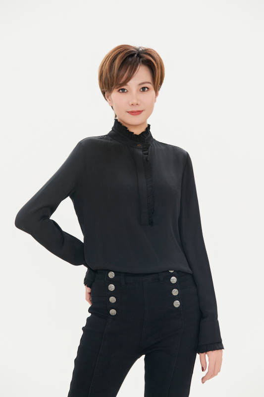 白色背景下的职场职业女性形象图片