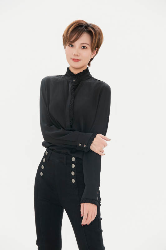 白色背景下的职场职业女性形象图片