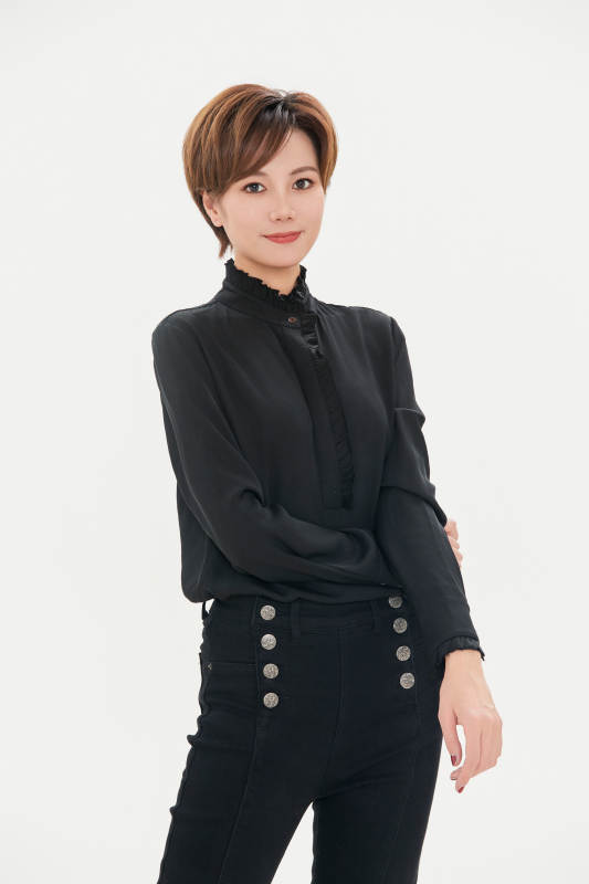 白色背景下的职场职业女性形象图片