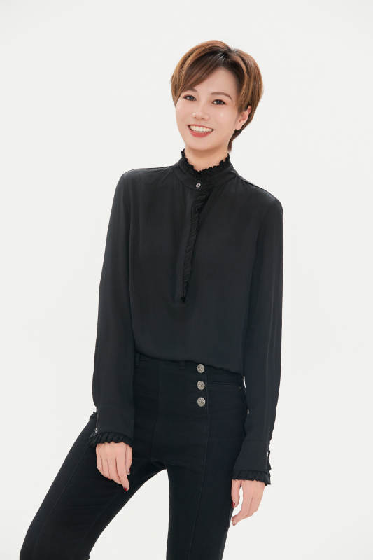 白色背景下的职场职业女性形象图片