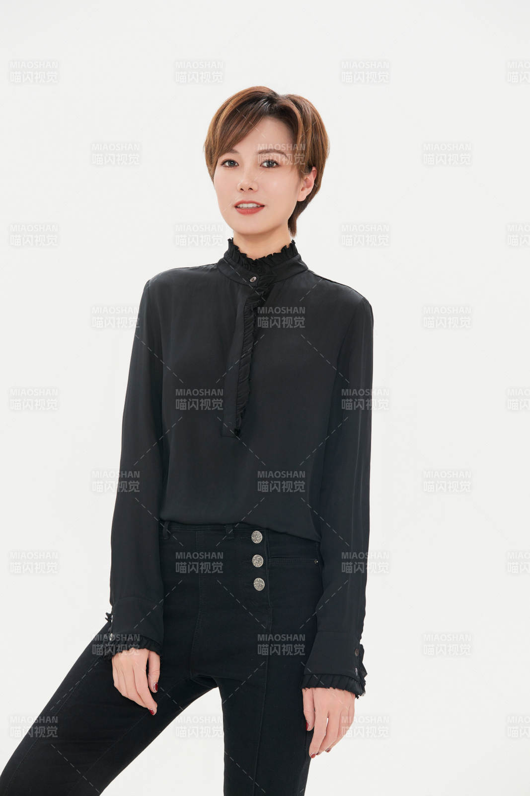 白色背景下的职场职业女性形象图片