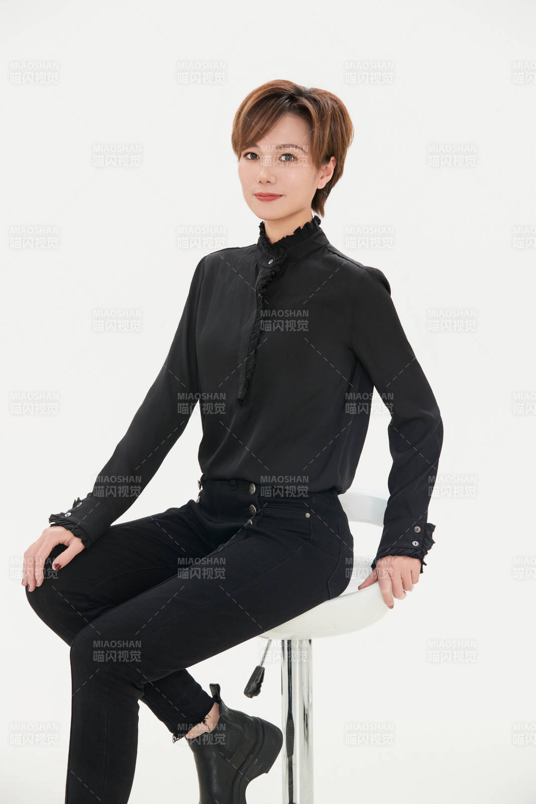 白色背景下的职场职业女性形象图片