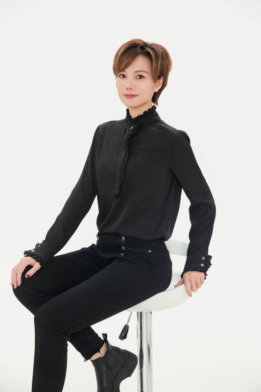 白色背景下的职场职业女性形象图片