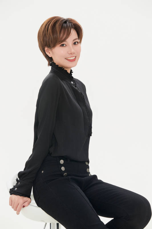 白色背景下的职场职业女性形象图片