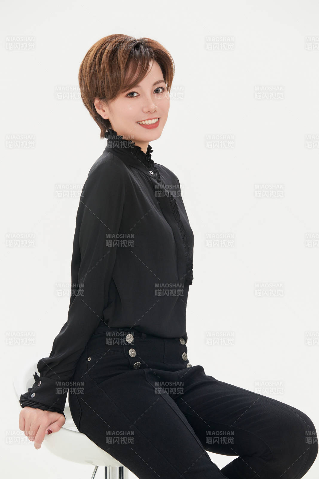 白色背景下的职场职业女性形象图片