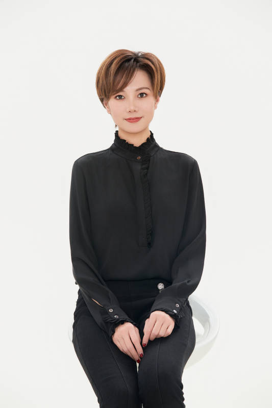 白色背景下的职场职业女性形象图片