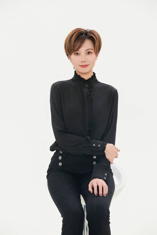 白色背景下的职场职业女性形象图片