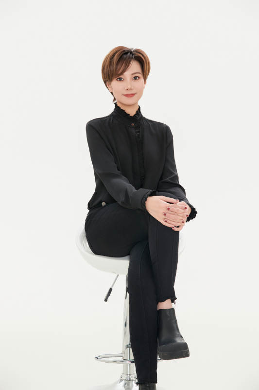 白色背景下的职场职业女性形象图片